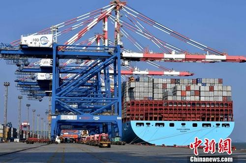 资料图:集装箱码头。 <a target='_blank' href='http://www.chinanews.com/' _fcksavedurl='http://www.chinanews.com/'></table>中新社</a>记者 王东明 摄